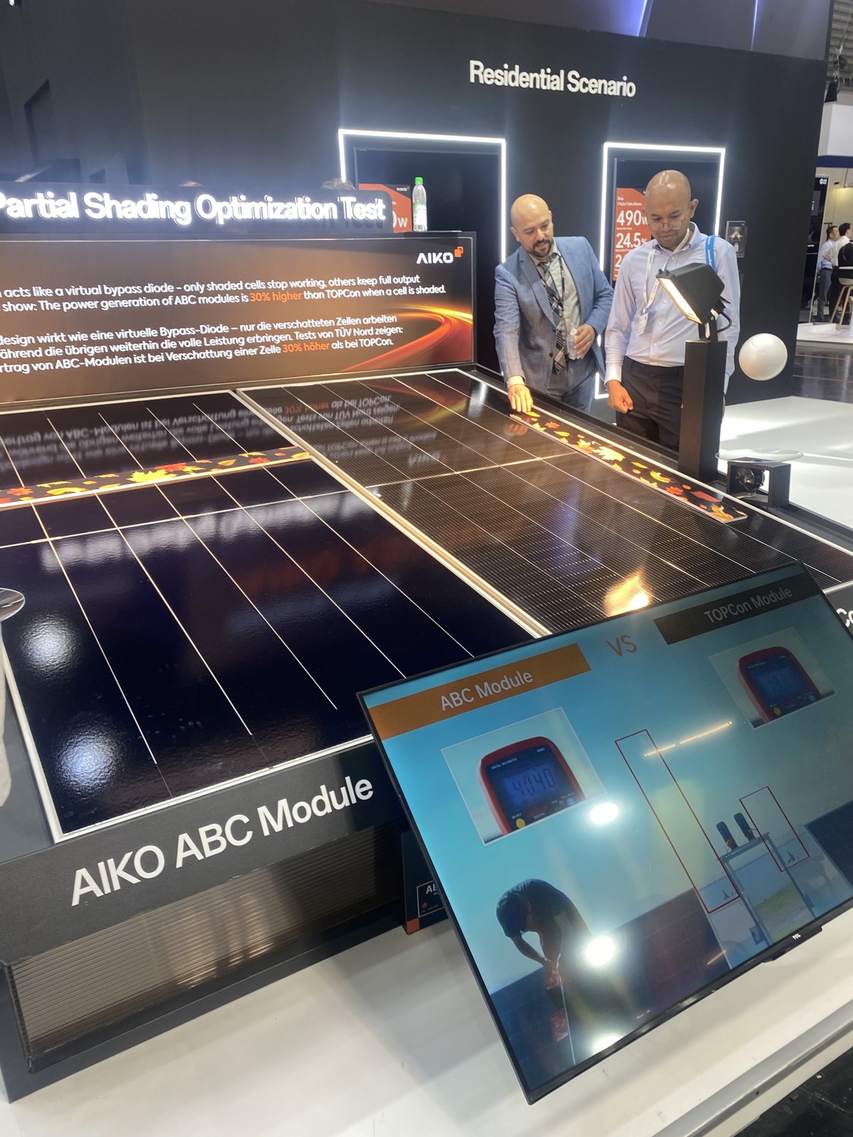 Aiko partial shading test in Munich with two meters comparing an ABC module and a TOPCon module under a leaf